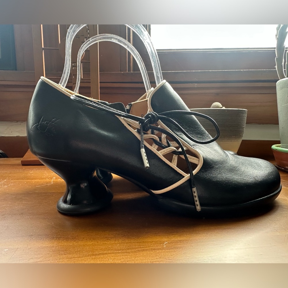 SOLD! Fluevog NEARLY NEW Enneagram Receptive side lace-up black/cream heel - 8 - Picture 4 of 16